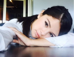 REŠILA DA JE PROLUFTIRA! Selena Gomez pokrenula novi modni trend FEATURED